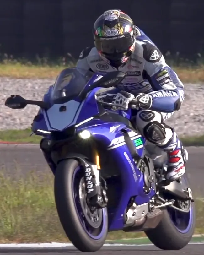 Illustration de Transition gauche droite en moto : technique Knee to Knee sur circuit