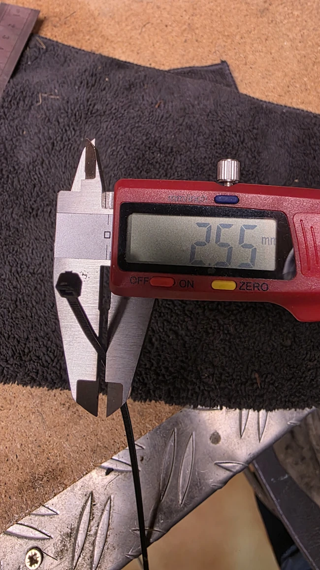 Mesure de la largeur du zip. On va dire 2.5 mm