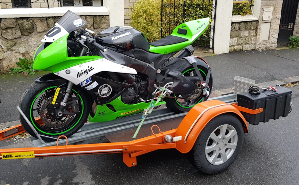 Arrivée de ma 1ere moto de piste à la maison