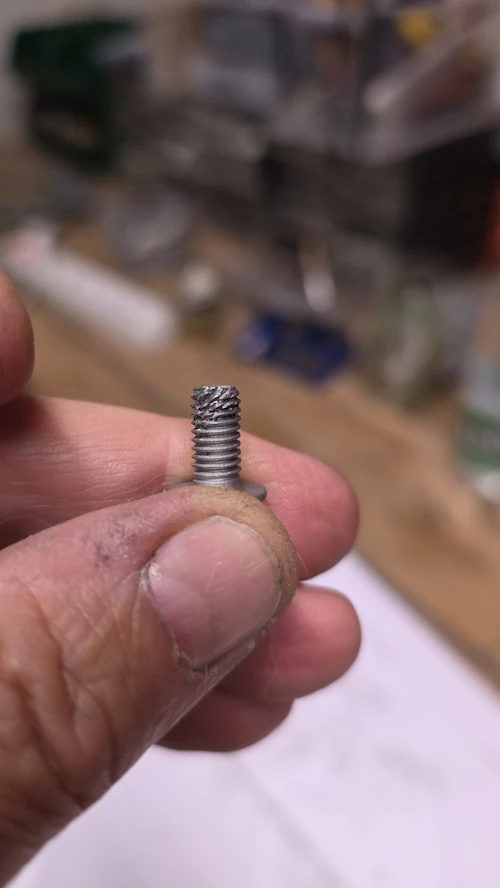 Une des vis du cache pignon telle que je l'ai retrouvée